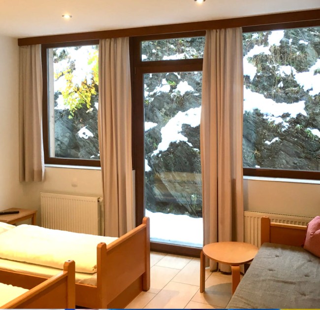 Zimmer mit Einzelbetten in der Gruppenunterkunft im Salzburger Land