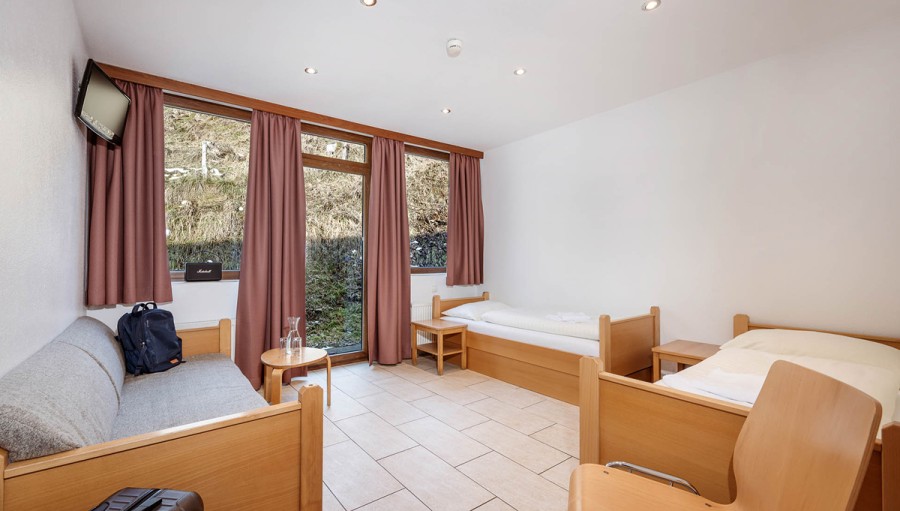 Zimmer mit Einzelbetten in der Gruppenunterkunft im Salzburger Land