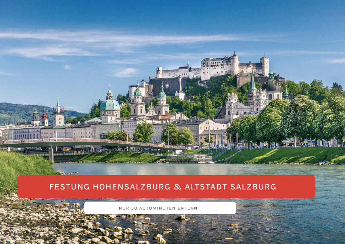 Salzburger Altstadt mit der Salzach im Vordergrund und der Festung Hohensalzburg dar&uuml;ber